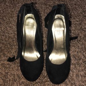 Forever 21 Closed toe black wedges